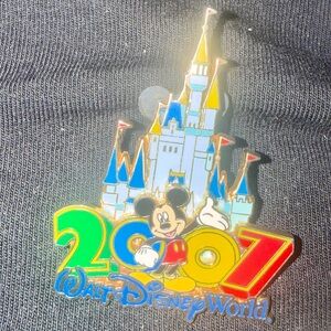 Disney Parks 2007 Castle Pin ✨ Walt Disney World Collectible